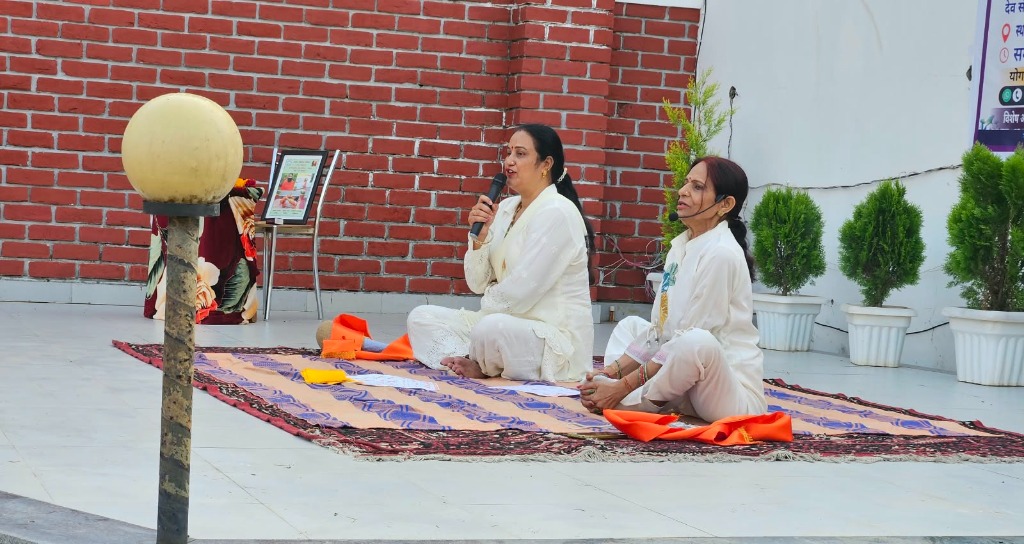 Raised stage and discourses at Oxygen Farms